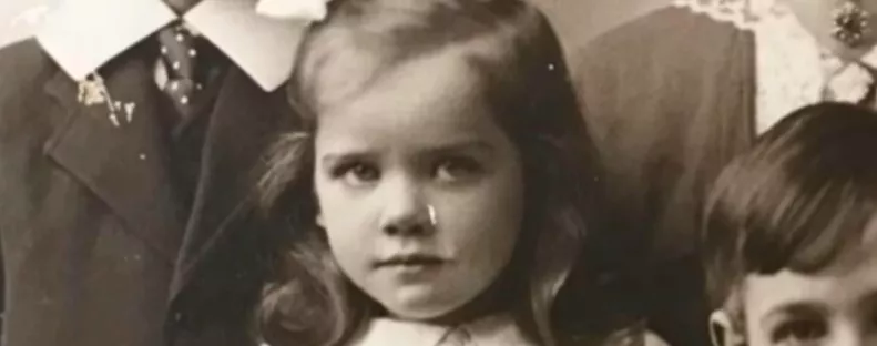 Meglátta az anya a dédijéről készült gyerekkori képet, és nem hitt a szemének