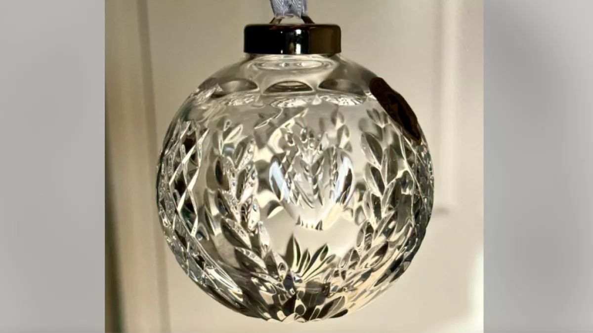 Különleges kristálygömbre bukkan a nő: amikor meglátja az árát, leesik az álla