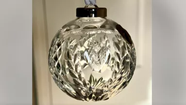 Különleges kristálygömbre bukkan a nő: amikor meglátja az árát, leesik az álla