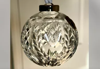 Különleges kristálygömbre bukkan a nő: amikor meglátja az árát, leesik az álla