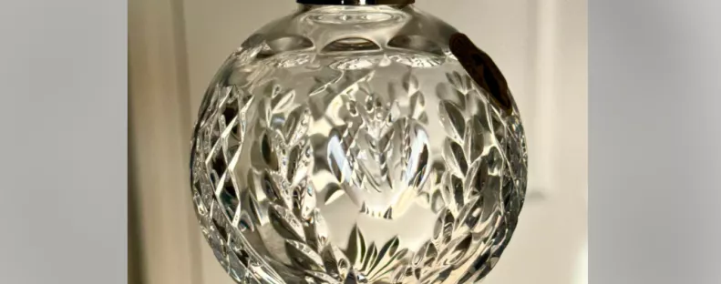 Különleges kristálygömbre bukkan a nő: amikor meglátja az árát, leesik az álla