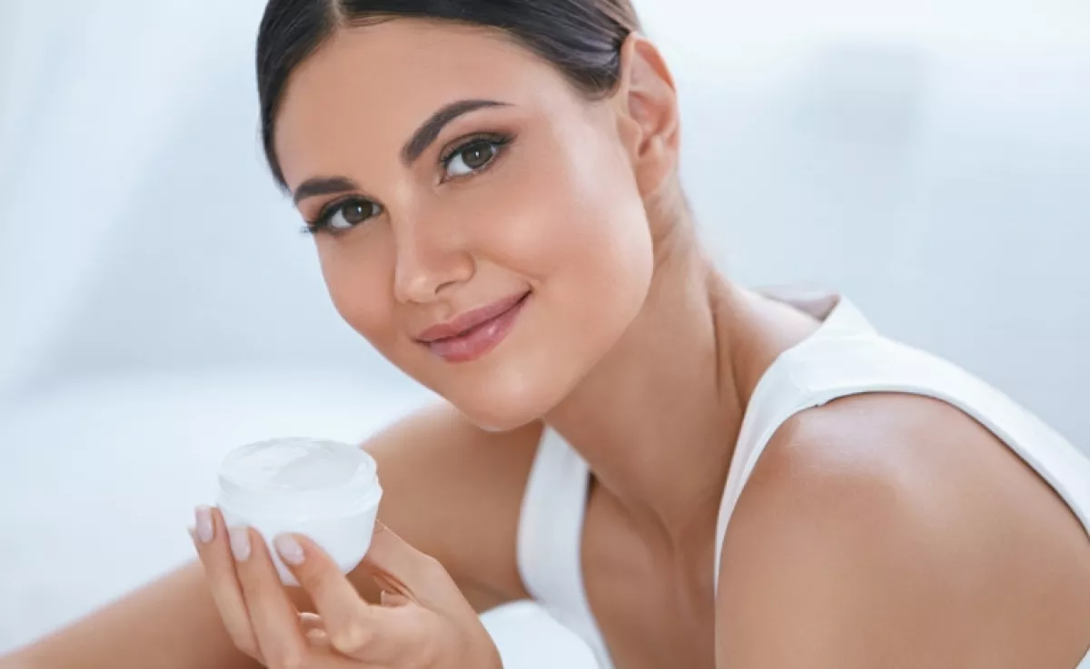 Egy csipetnyi ebből az arckrémbe, és azonnal feszesebbé válik a bőr: úgy kisimulsz majd tőle, mintha megint 20 éves lennél! 