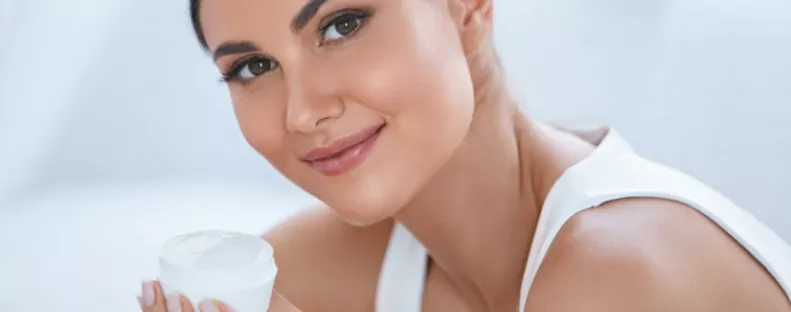 Egy csipetnyi ebből az arckrémbe, és azonnal feszesebbé válik a bőr: úgy kisimulsz majd tőle, mintha megint 20 éves lennél!