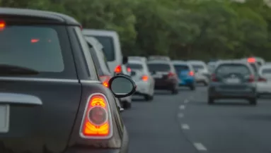 Tudtad? Ezt jelenti, ha az autó visszapillantóján egy fehér rongyot látsz