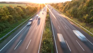 Ezért ne húzd le soha teljesen a kocsi ablakát az autópályán: komoly baja is lehet a járműnek, ha mégis így teszel