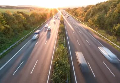 Ezért ne húzd le soha teljesen a kocsi ablakát az autópályán: komoly baja is lehet a járműnek, ha mégis így teszel