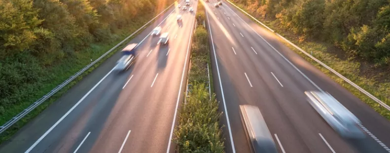 Ezért ne húzd le soha teljesen a kocsi ablakát az autópályán: komoly baja is lehet a járműnek, ha mégis így teszel