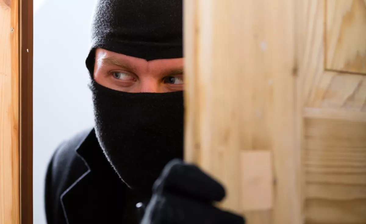 Soha ne tartsd otthon a készpénzt ezeken a helyeken: a betörők mindig itt keresik először