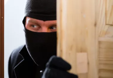 Soha ne tartsd otthon a készpénzt ezeken a helyeken: a betörők mindig itt keresik először