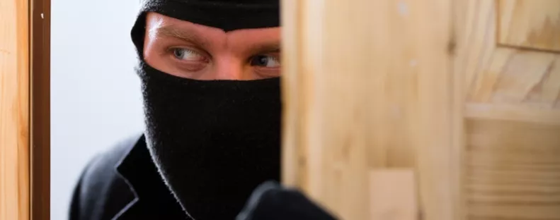 Soha ne tartsd otthon a készpénzt ezeken a helyeken: a betörők mindig itt keresik először