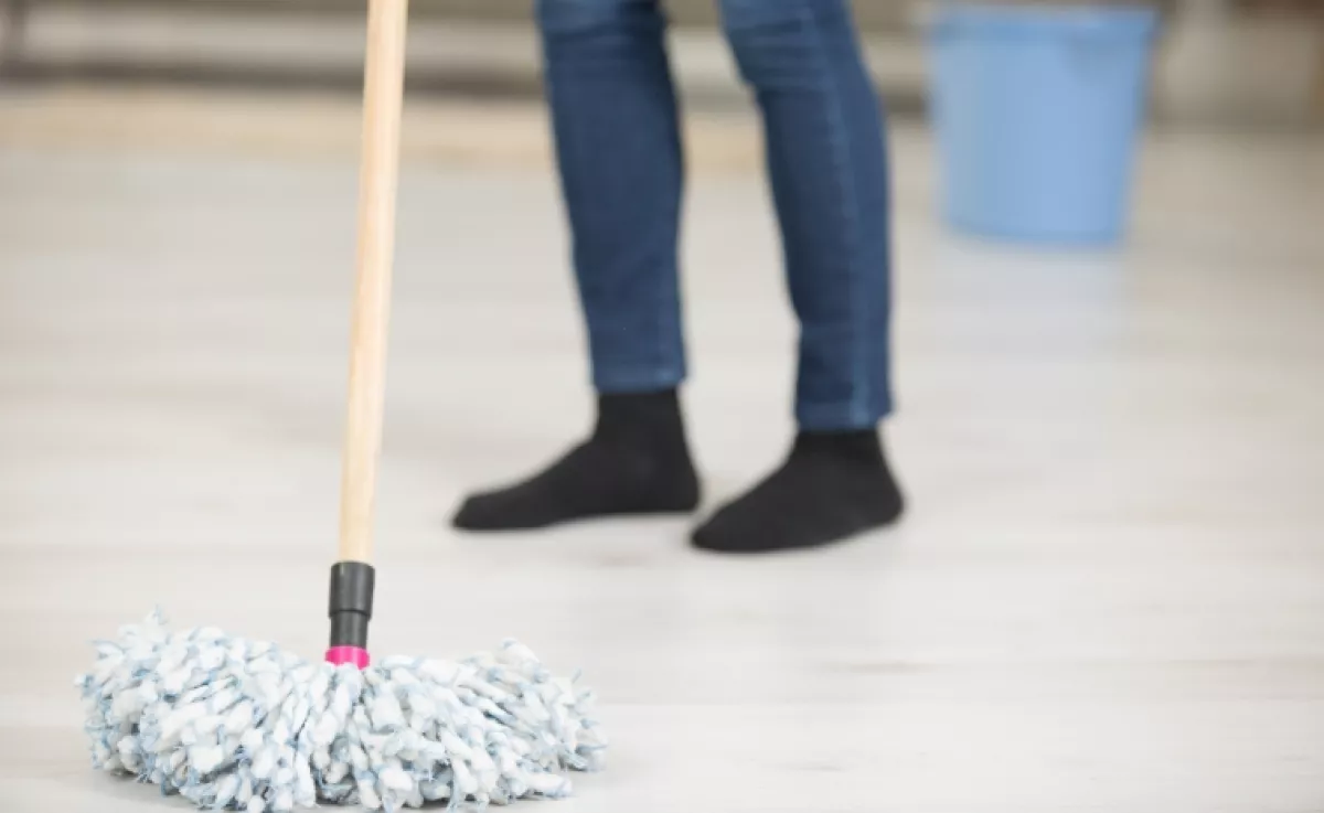 Ez az 1000 forintos csodaszer a legmakacsabb koszt is kiszedi a padló réseiből: nem fogsz többé mást használni, ha kipróbálod