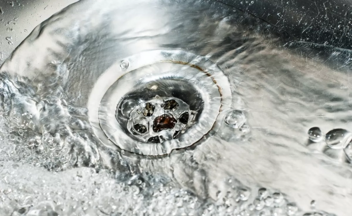 Ha ezt a természetes szert öntöd a lefolyóba, a dugulás percek alatt megszűnik: nem kell hozzá szakember, csak 2 filléres dolog