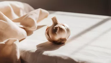 Ezért lógattak régen fokhagymát a gyerekágy fölé a dédszüleink: te tudod, mi az oka?