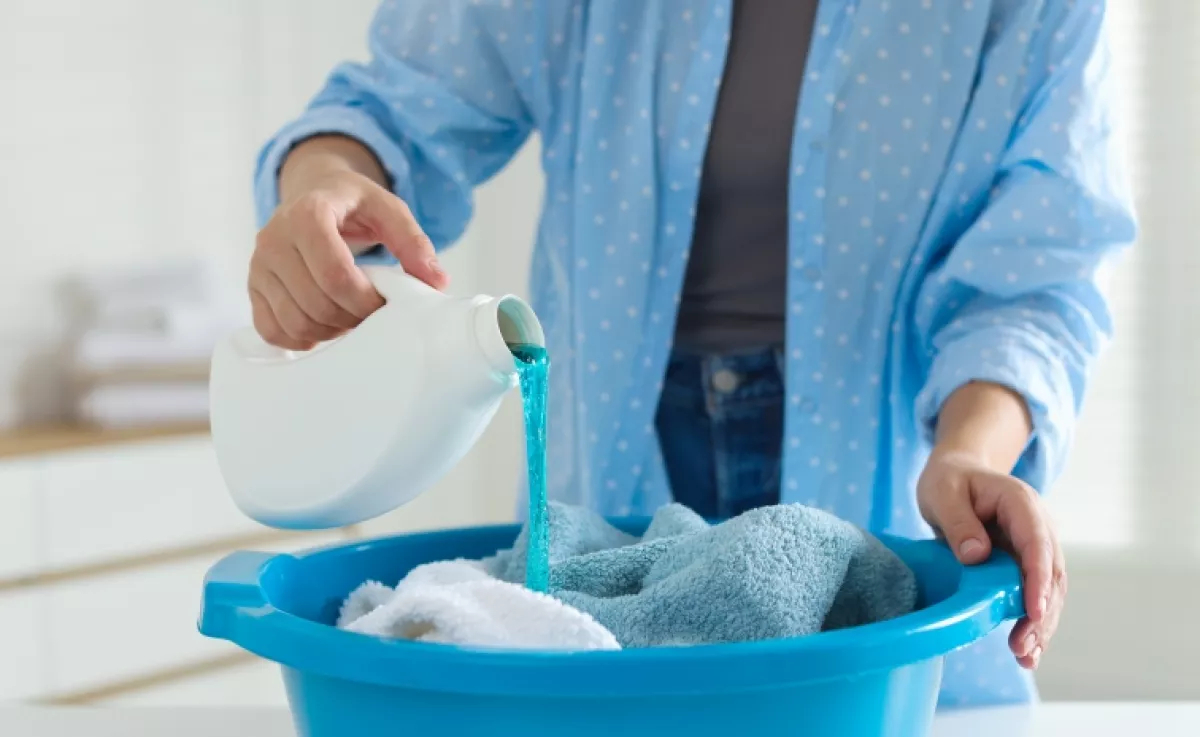 Nem a szódabikarbóna: ez a filléres szer lerobbant minden foltot a ruháról – Mosógép sem kell hozzá