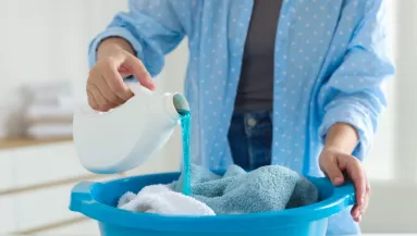 Nem a szódabikarbóna: ez a filléres szer lerobbant minden foltot a ruháról – Mosógép sem kell hozzá