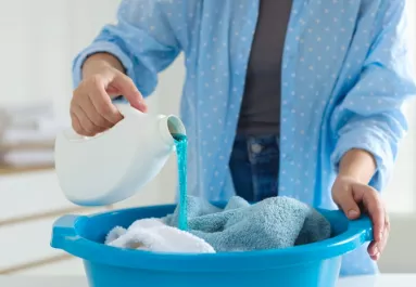 Nem a szódabikarbóna: ez a filléres szer lerobbant minden foltot a ruháról – Mosógép sem kell hozzá