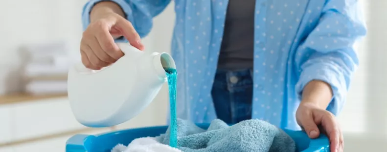 Nem a szódabikarbóna: ez a filléres szer lerobbant minden foltot a ruháról – Mosógép sem kell hozzá