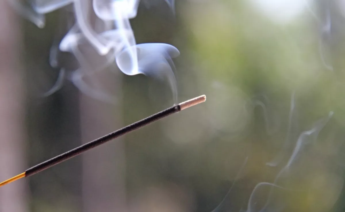 Ezt a füstölőt használd a lakás tisztításához: elűzi a rossz energiát