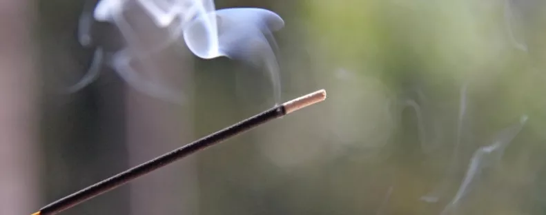 Ezt a füstölőt használd a lakás tisztításához: elűzi a rossz energiát