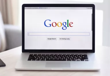 Lebukás ellen: tüntesd el egy gombnyomással a kínos Google-kereséseket