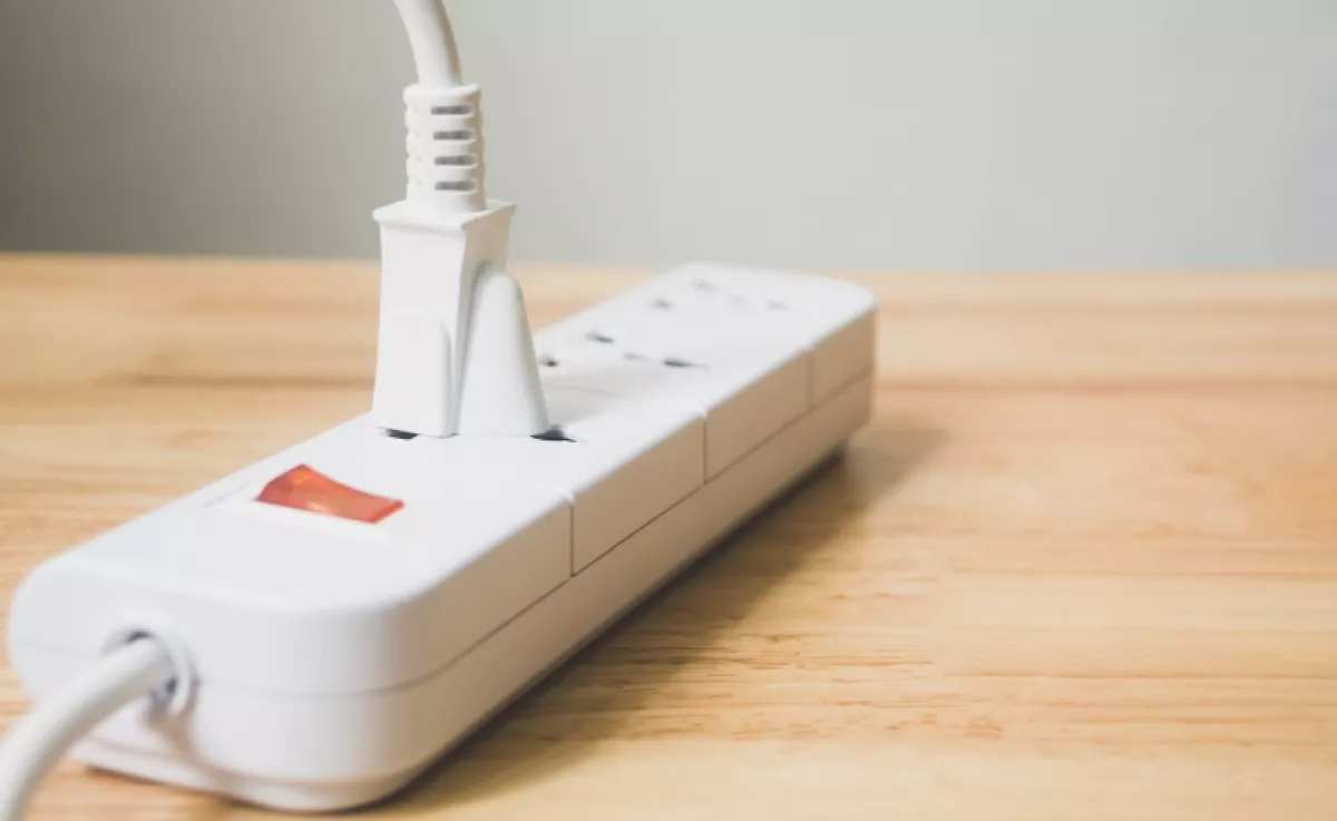 Ezért ne hagyd soha bekapcsolva a hosszabbítót, ha elmész otthonról: a betörőknek kedvezhetsz vele