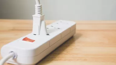 Ezért ne hagyd soha bekapcsolva a hosszabbítót, ha elmész otthonról: a betörőknek kedvezhetsz vele