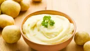 Nem a vaj, a tejszín, a tejföl vagy épp a kefir: ezt keverd a krumplipüréhez, és krémesebb lesz, mint valaha