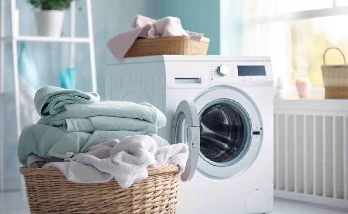 Egy teáskanál ebből az italból a mosógépbe, és fehérebbek lesznek a ruháid, mint valaha: hihetetlen, de működik!