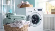 Nem ecet, nem szódabikarbóna: ha ezt teszed a mosógépbe, a ruhák öblítő nélkül is puhábbak lesznek