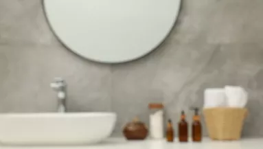 Ezzel a házi oldattal fújd le a tükröt: nem párásodik be többé, és foltos sem marad majd az üveg