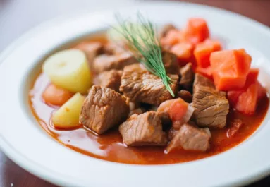 Ettől az extra hozzávalótól lesz emlékezetesen finom a pörkölt: mind a 10 ujját megnyalja majd utána a család	