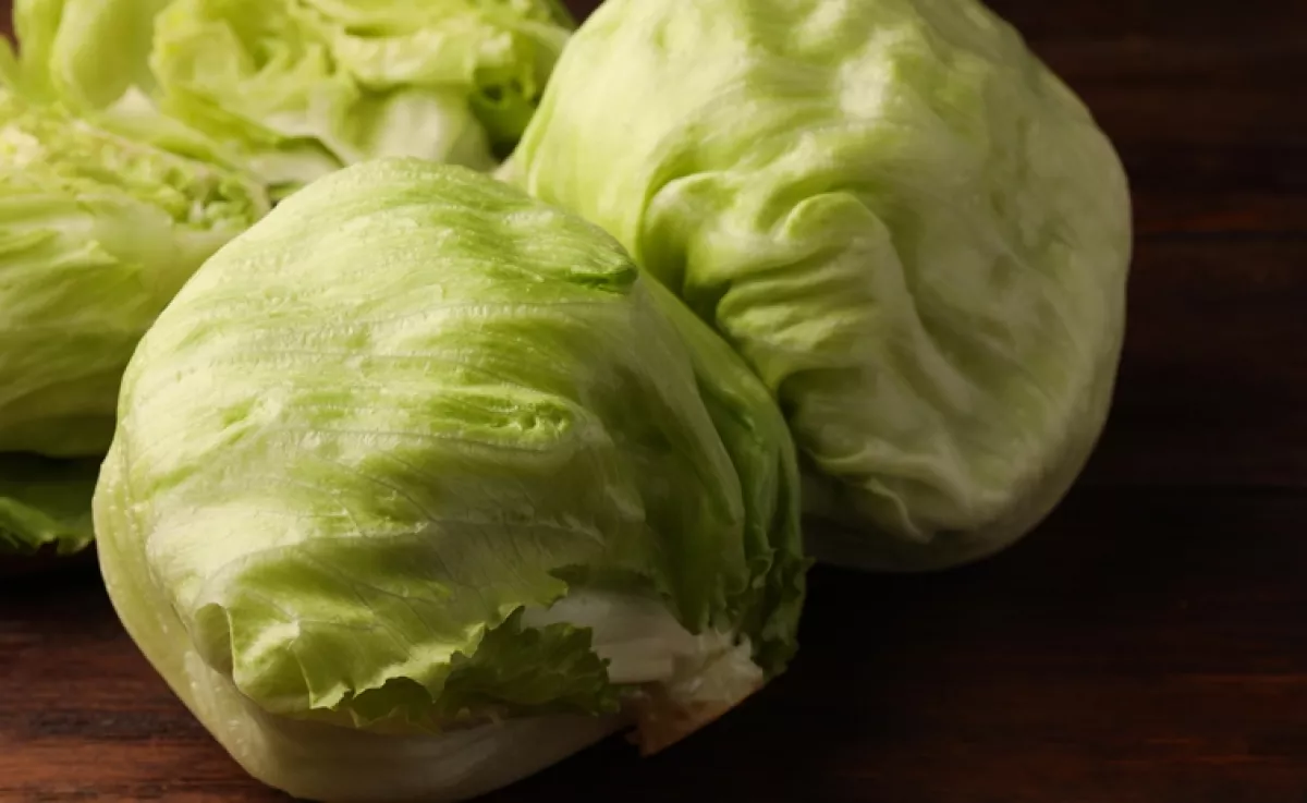 Ettől a trükktől akár 4 napig is friss marad majd a vágott saláta a hűtőben: hihetetlen, de működik!