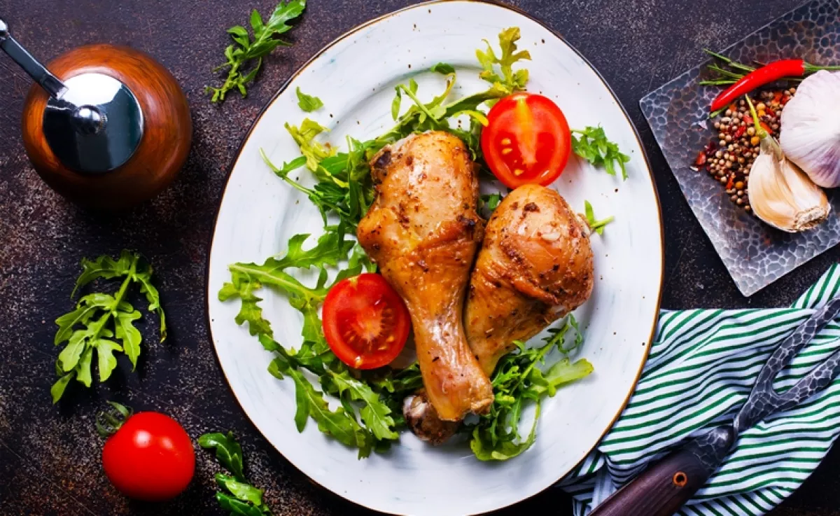 Nem a sütőpor az: ettől a titkos összetevőtől lesz tökéletesen ropogós a csirkecomb bőre - Mindenki repetázni fog belőle!