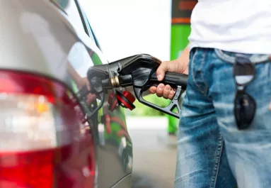 Ezért ne tankolj soha 11 és 14 óra között nyáron: nem is sejted, milyen kockázata van