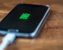 Ha így töltöd a telefonod, felezed az akksi élettartamát: hamarabb tönkremegy tőle a mobilod, mint gondolnád Ha így töltöd a telefonod, felezed az akksi élettartamát: hamarabb tönkremegy tőle a mobilod, mint gondolnád