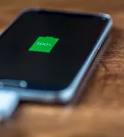 Ha így töltöd a telefonod, felezed az akksi élettartamát: hamarabb tönkremegy tőle a mobilod, mint gondolnád