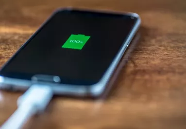 Ha így töltöd a telefonod, felezed az akksi élettartamát: hamarabb tönkremegy tőle a mobilod, mint gondolnád