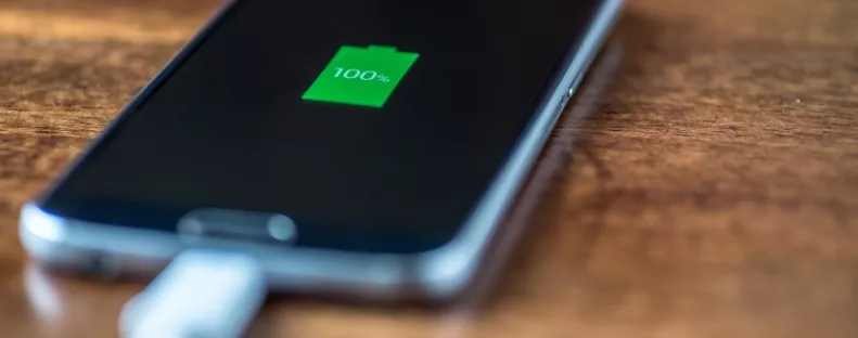 Ha így töltöd a telefonod, felezed az akksi élettartamát: hamarabb tönkremegy tőle a mobilod, mint gondolnád