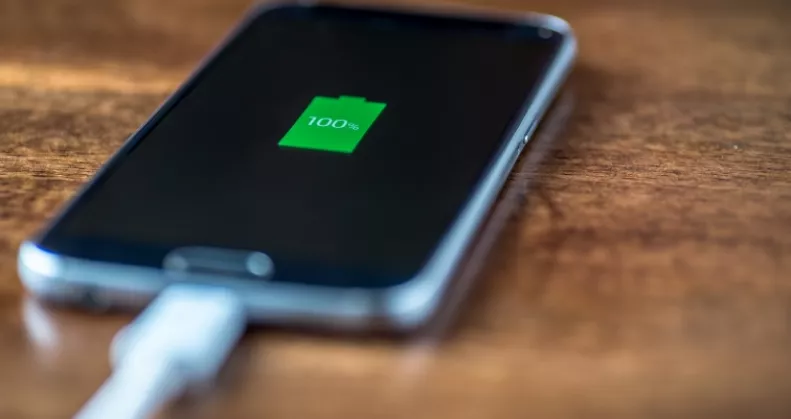 Ha így töltöd a telefonod, felezed az akksi élettartamát: hamarabb tönkremegy tőle a mobilod, mint gondolnád