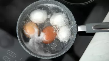 Ha ezzel az egy titkos hozzávalóval főzöd a tojást, nem lesz zöld a sárgája