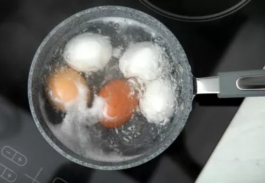 Ezt csináld a tojással főzés előtt, és szinte magától leválik majd a héja