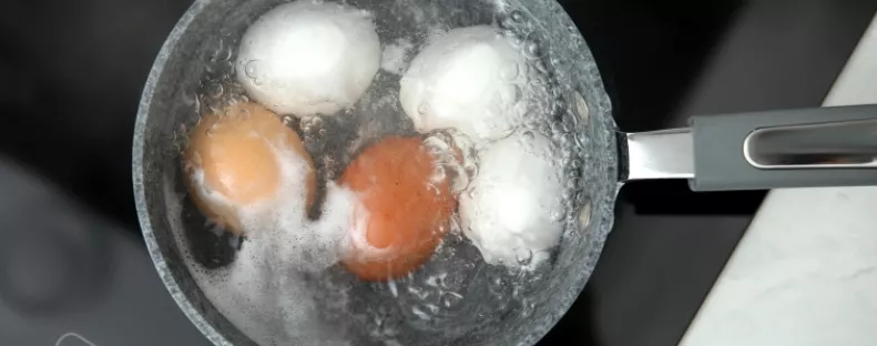 Ezt csináld a tojással főzés előtt, és szinte magától leválik majd a héja