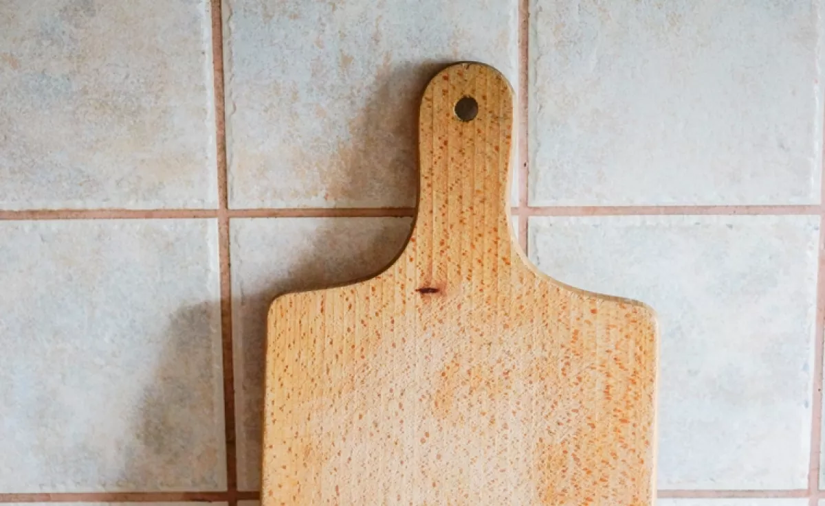 Nem a só, az ecet vagy a szódabikarbóna az: ezzel tisztítsd a vágódeszkát, és örökre eltűnik a szaga