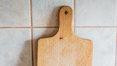 Nem a só, az ecet vagy a szódabikarbóna az: ezzel tisztítsd a vágódeszkát, és örökre eltűnik a szaga