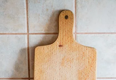 Nem a só, az ecet vagy a szódabikarbóna az: ezzel tisztítsd a vágódeszkát, és örökre eltűnik a szaga