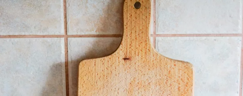 Nem a só, az ecet vagy a szódabikarbóna az: ezzel tisztítsd a vágódeszkát, és örökre eltűnik a szaga