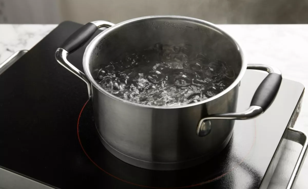 Ezzel az egy mozdulattal 20%-kal gyorsabban forr fel a víz: a séfek szerint ez a trükk aranyat ér
