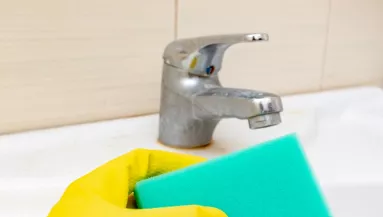 Ez a titkos otthoni trükk eltünteti a csaptelepen lévő vízkő 90%-át: nem bánod meg, ha kipróbálod