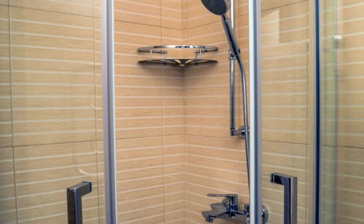 Nem kell az ecet: ettől a filléres házi oldattól az üveg zuhanyfal hetekig vízkőmentesen ragyog majd!