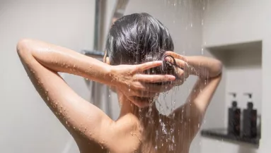 A nők 70%-a csinálja ezt zuhanyzás közben, pedig súlyos fertőzést is okozhat ez az ártalmatlannak tűnő szokás